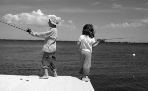 2-kids-fishing